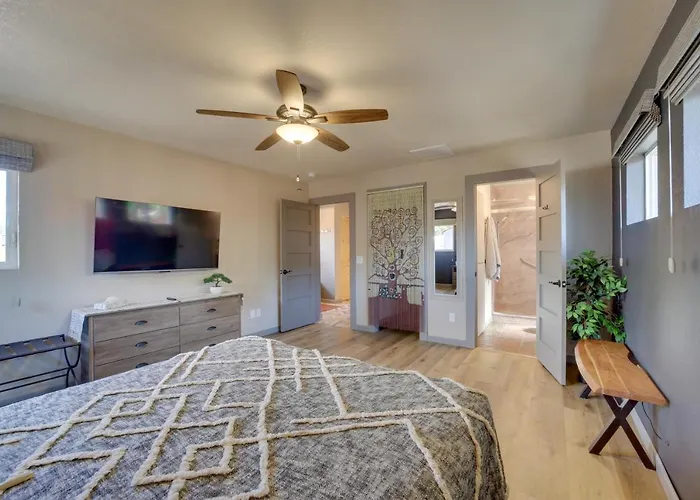 Holiday home < 1 Mi To Dtwn: W/ Deck In Clarkdale!