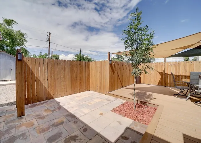 Holiday home < 1 Mi To Dtwn: W/ Deck In Clarkdale! *