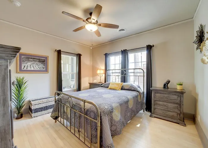 Holiday home < 1 Mi To Dtwn: W/ Deck In Clarkdale! *