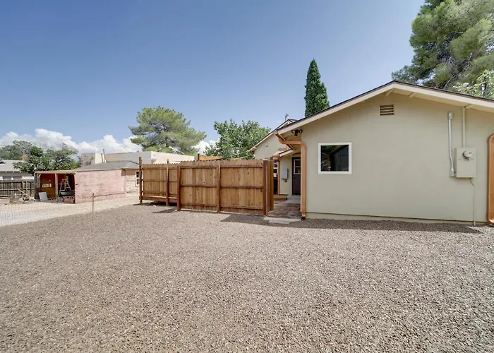 Holiday home < 1 Mi To Dtwn: W/ Deck In Clarkdale! *