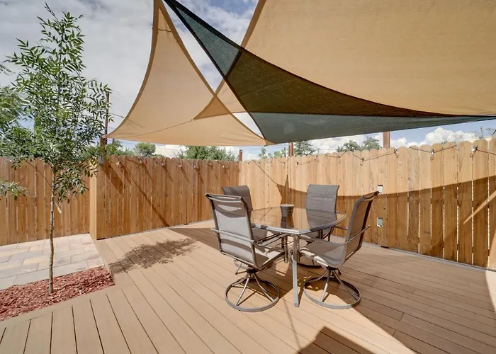 Holiday home < 1 Mi To Dtwn: W/ Deck In Clarkdale!