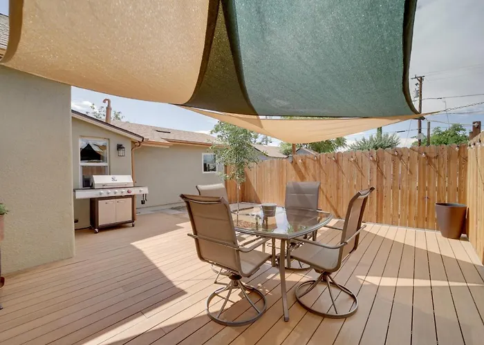 Holiday home < 1 Mi To Dtwn: W/ Deck In Clarkdale! *