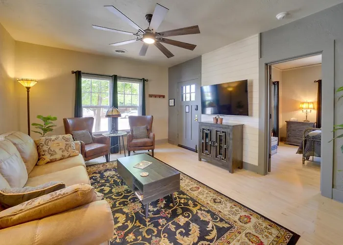 < 1 Mi To Dtwn: W/ Deck In Clarkdale! * Clarkdale